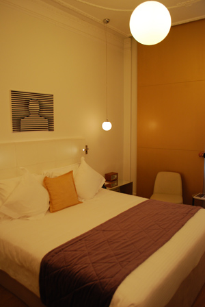 DSC 1036, δωμάτιο ξενοδοχείου, μίνιμαλ διακόσμηση