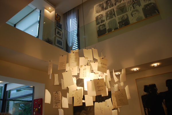 DSC 0917, αίθριο με γυάλινο κάγκελο, μοντέρνο φωτιστικό με χαρτάκια, έργα τέχνης στον τοίχο