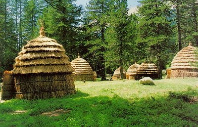 καλυβες, αχυρενιες καλυβες, κονανια των σαρακατσανων