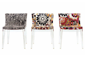 Μοντέρνα, κομψή σε λιτή γραμμή η γυναικεία καρέκλα που σχεδίασε ο  Philippe Starck το 2003 με ύφασμα Missoni