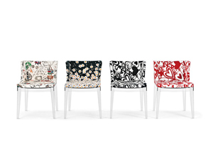 Μοντέρνα, κομψή σε λιτή γραμμή η γυναικεία καρέκλα που σχεδίασε ο  Philippe Starck το 2003 με ύφασμα Moschino