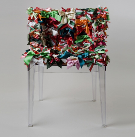 Η καρέκλα Mademoiselle του Philippe Starck με ύφασμα Moschino