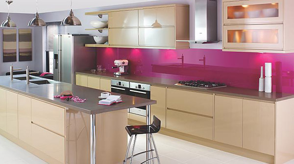 Μοντέρνα ντουλάπια κουζίνας με πλάτη κουζίνας από χρωματιστό γυαλί