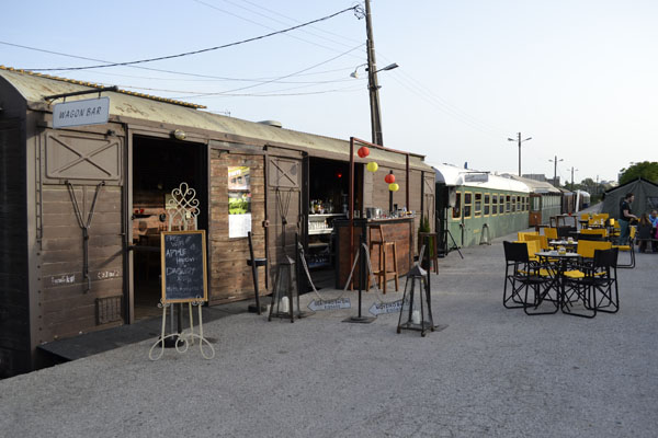 rouf train bar, μπαρ στο τρένο Ρουφ