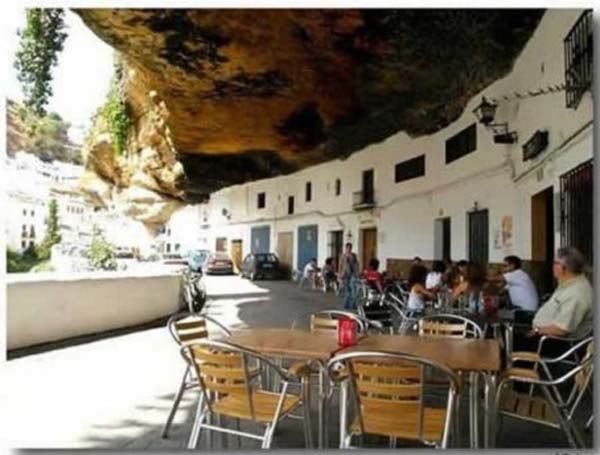 Hard rock cafe στη Setenil Hard rock cafe στη Setenil