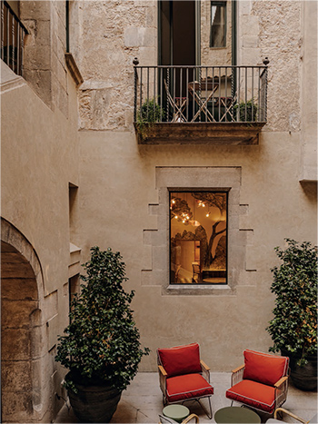 Palau Fugit arched courtyard