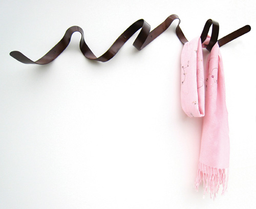 Η Ribbon Coat Rack είναι μια επίτοιχη κρεμάστρα ρούχων από την φίρμα HeadSprung