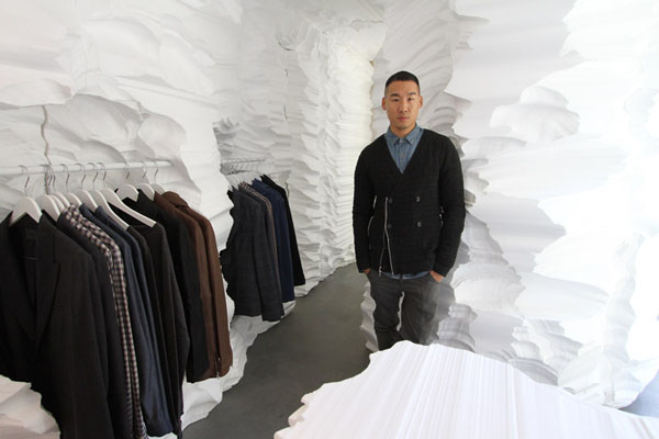 Ο δημιουργός Richard Chai μέσα στο χώρο με τα ρούχα του