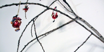 Χριστουγεννιάτικη διακόσμηση με κλαδιά δέντρων